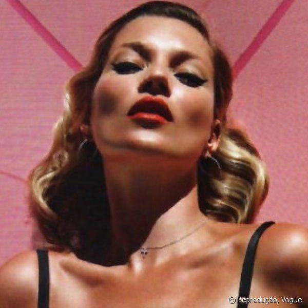 O batom vermelho usado na foto da Vogue francesa, em 2010, ? outra de suas marcas registradas